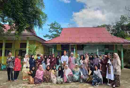 Berbalut Pakaian Adat, SMPN 4 Hiliran Gumanti Memperingati Hardiknas