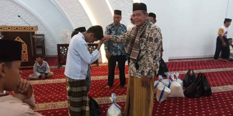 Miliki Program Baru, Pengurus Masjid Raya Sulit Air serahkan paket sembako ke 7 orang anak Yatim