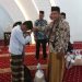 Miliki Program Baru, Pengurus Masjid Raya Sulit Air serahkan paket sembako ke 7 orang anak Yatim