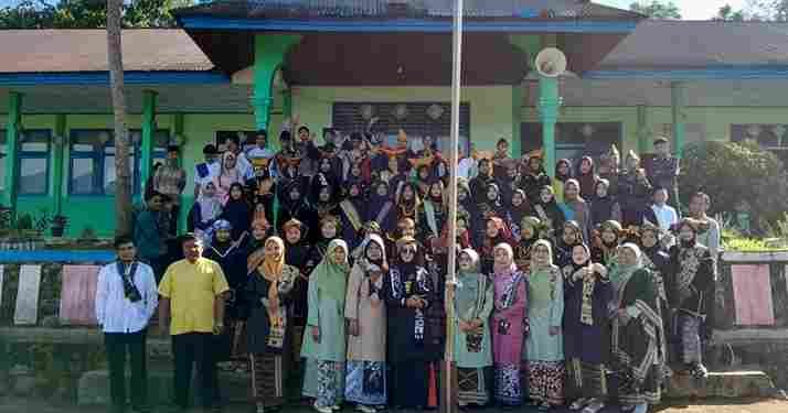 Peringatan Hardiknas Di SMP N 3 Bukit Sundi Nuansa Kostum “Baragi” Namun Satu