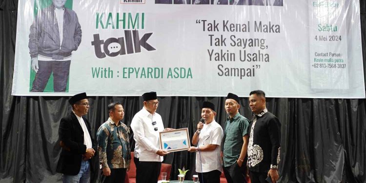 Punya Karakter Kepemimpinan yang Kuat, Bupati Epyardi Asda Dinobatkan Sebagai Sohibul KAHMI Sumbar