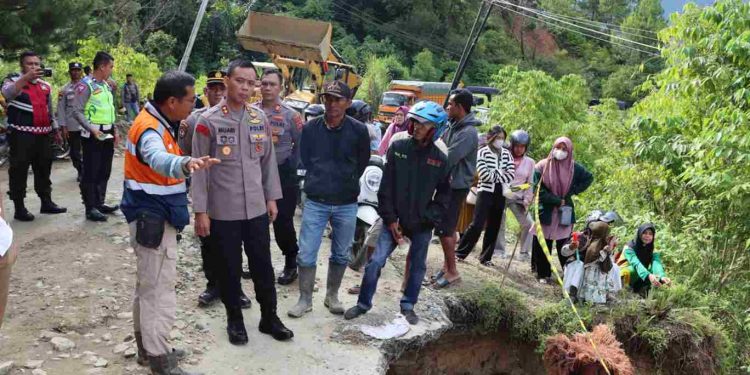 Kapolres Solok AKBP Muari lakukan Pengecekan Jalan Terban Di Nagari Lolo