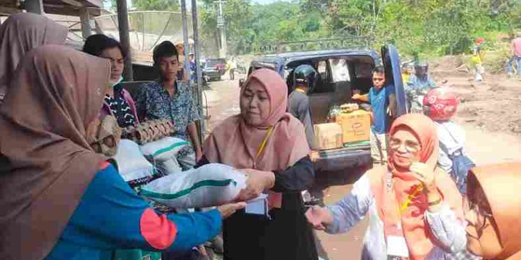 Tanamkan Rasa Empati Sejak Dini SD N 06 Kota Solok Salurkan Bantuan Ke Korban Banjir Bandang Tanah Datar