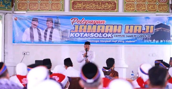 Wako Solok Zul Elfian Umar Resmi Lepas Keberangkatan 136 Orang CJH Kota Solok Tahun 2024
