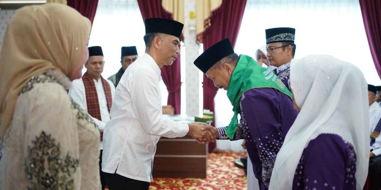 Sekda Medison Lepas 160 Calon Jemaah Haji Kabupaten Solok Tahun 1445 H/2024 M