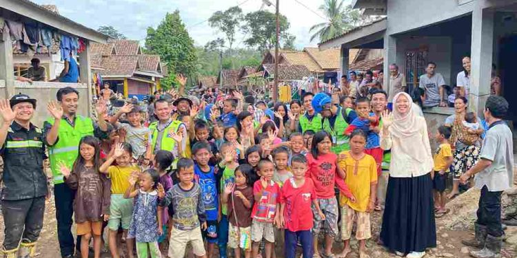 Bantuan Kemanusiaan Disalurkan Bukit Asam (PTBA) untuk Korban Banjir di Ulak Pandan