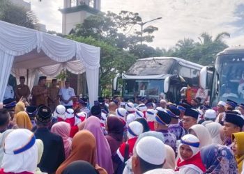Wawako Solok Melepas Keberangkatan Jemaah Haji ke Tanah Suci bersama Kloter 14