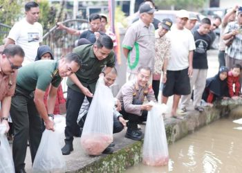 Wawako Ramadhani Kirana Putra Menyerahkan 4000 Benih Ikan kepada Poktan Argado Sepakat