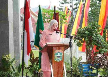 Ny. Emiko Epyardi Asda SP. Tutup Jambore PKK Kabupaten Solok. Kubung Raih Juara Umum