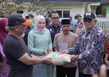 Ketua TP- PKK Hj. Emiko Epyardi Asda, SP Serahkan Bantuan Kepada Korban Kebakaran di Selayo