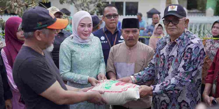 Ketua TP- PKK Hj. Emiko Epyardi Asda, SP Serahkan Bantuan Kepada Korban Kebakaran di Selayo