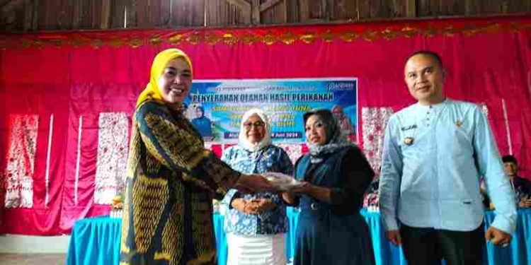Turunkan Angka Stunting Ketua FORIKAN Kabupaten Solok Serahkan Bantuan Produk Olahan Ikan