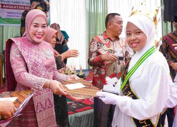 Ny.Emiko Epiyardi Asda hadiri wisuda Tahfizd Angkatan 1 Gugus 1 dari 9 SD Negeri se Kec. Gunung Talang
