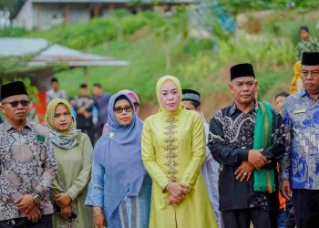 Ketua TP-PKK Kab Solok Ny Emiko Epyardi Asda Hadiri Milad Ke XX Pondok Pesantren Darul Tauhid