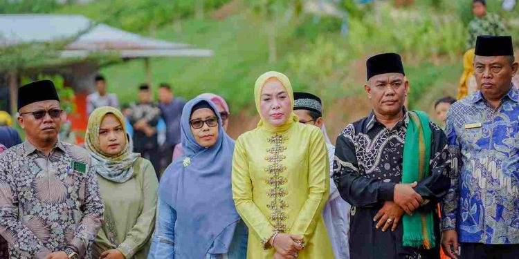 Ketua TP-PKK Kab Solok Ny Emiko Epyardi Asda Hadiri Milad Ke XX Pondok Pesantren Darul Tauhid