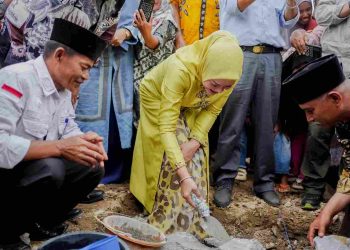 Ny.Emiko Epyardi Asda Hadiri Peletakan Batu Pertama Masjid Nurul Falah Nagari Batu Bajanjang