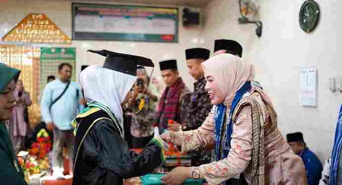 Bupati dan Ketua TP-PKK Kab Solok Hadiri Prosesi Wisuda dan Khatam Al-Quran Yang Ke-XXIII MDTA Nagari Sungai Jambur