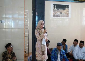 Ketua TP-PKK Kab. Solok Ny. Hj. Emiko Epyardi Asda, SP Pertemuan Bulanan BKMT di Mesjid Raya Nurul Yaqin Limau Lunggo