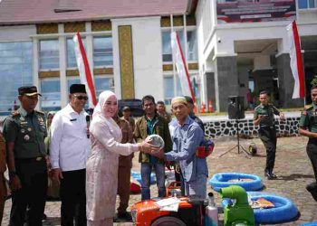 Bupati Epyardi Asda Serahkan Bantuan Alsintan Pompa Air Untuk Kelompok Tani se Kabupaten Solok