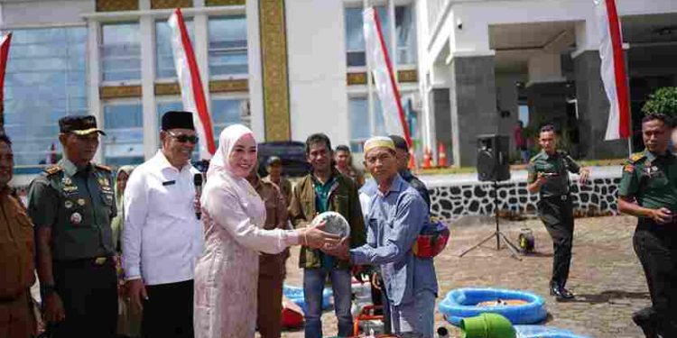 Bupati Epyardi Asda Serahkan Bantuan Alsintan Pompa Air Untuk Kelompok Tani se Kabupaten Solok