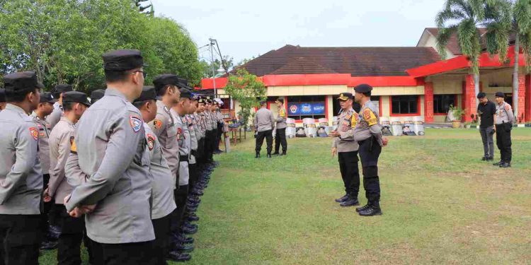 Kapolres Banyuaisn Pimpin Langsung Pengecekan Kesiapan Personil Polres Yang Tergabung Dalam Pasukan Dalmas