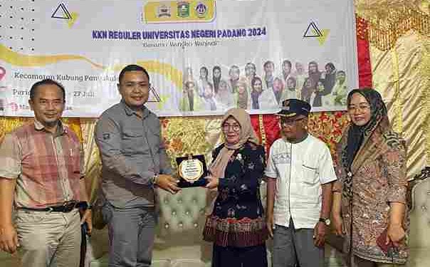 Perlepasan Mahasiswa KKN UNP Di Nagari Panyakalan Diwarnai Tangisan Haru