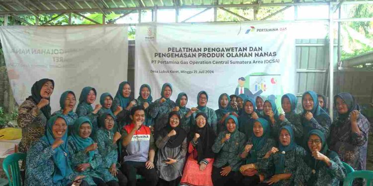 PT Pertamina Gas menggelar pelatihan pengemasan dan pengawetan nanas untuk kelompok PKK Harmoni di desa Lubuk Karet kecamatan Betung