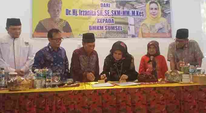 Dr.Hj.Irzanita ,S.H.,S.E.,SKM.,M.M.,M.Kes Serahkan Tanah Wakaf Kepada Pengurus BMKM Sumatera Selatan