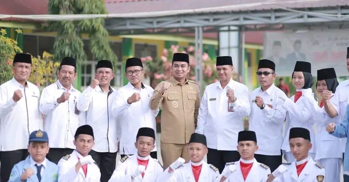Wawako menjadi pembina upacara di MTsN Kota Solok