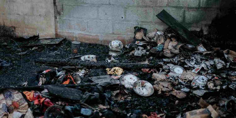 Ketua TP- PKK Kabupaten Solok, Serahkan Bantuan Kepada Korban Kebakaran di Nagari Gauang