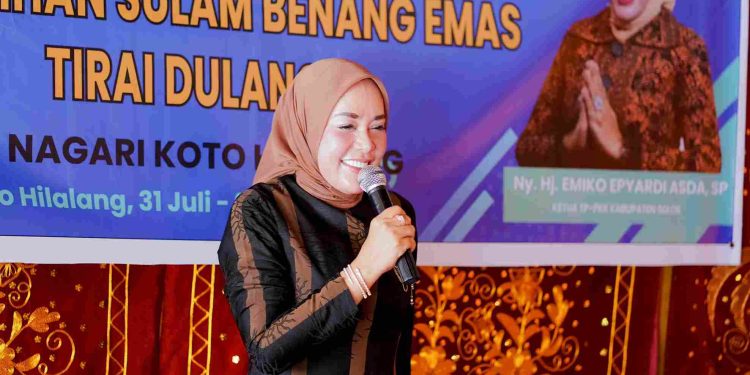 Ketua Dekranasda Kab Solok Berharap agar Sulaman Benang Emas dapat di Pertahankan dan di Lestarikan