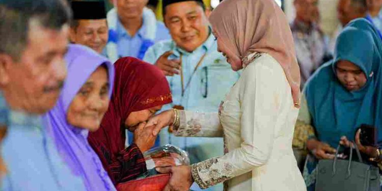 Ketua TP-PKK Kabupaten Solok berikan Pendampingan Orientasi Keterampilan Dasar kepada 205 Kader Posyandu se Bukit Sundi