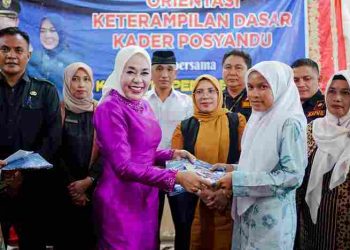 Ketua TP-PKK Kab Solok Beri Penghargaan kepada Ibu-ibu Kader Atas Perjuangan untuk Program Kesehatan