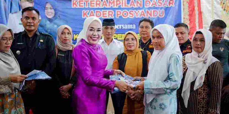 Ketua TP-PKK Kab Solok Beri Penghargaan kepada Ibu-ibu Kader Atas Perjuangan untuk Program Kesehatan