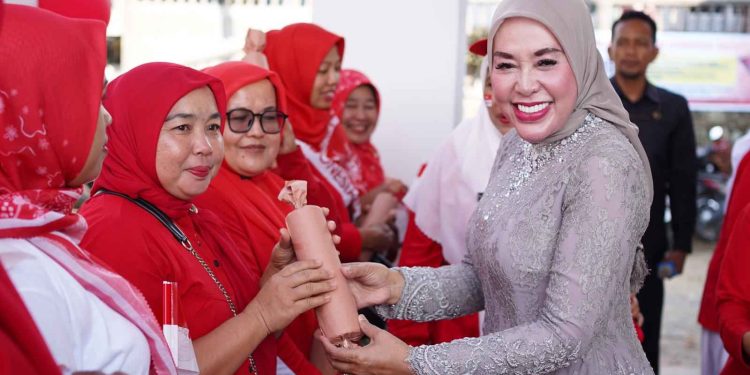 Peringatan HUT RI Ke 79 Dan Orientasi Keterampilan Dasar Kader Posyandu Kecamatan Gunung Talang Dihadiri Emiko Epiyardi Asda