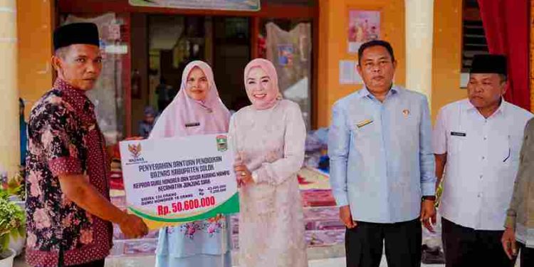 Ny. Hj. Emiko Epyardi Asda, SP Temu Ramah dengan Guru di Kecamatan Junjung Sirih