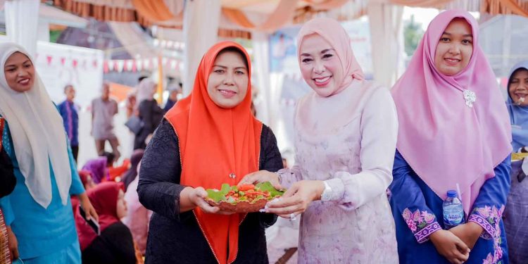 Ketua TP PKK Kab Solok Hadiri Festival 99 Makanan Khas Nagari Muaro Pingai