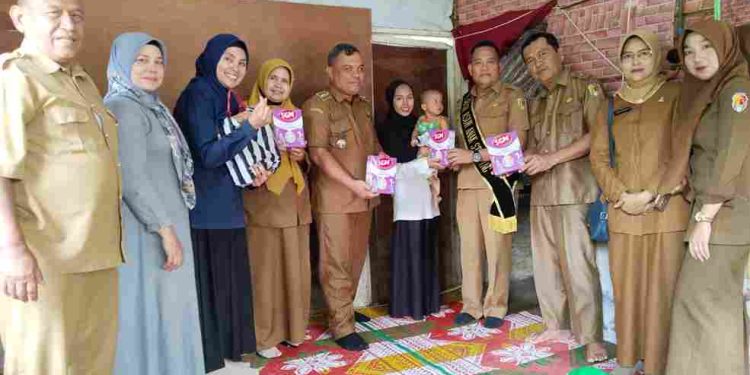 DPPKB Kota Solok Serahkan Bantuan BAAS Ke Baduta Arsyaka