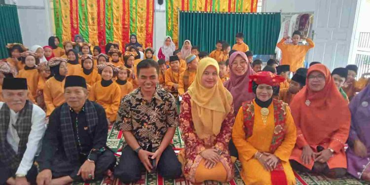 Ketua LKAAM Kota Solok Hadiri Perkenalan Panggung Pidato Adat Kepada Peserta Didik SDN O4 Sembiko