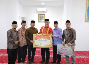Wakil Walikota dan KaKan Kemenag Kota Solok Terima Penghargaan Masjid Percontohan dan Ramah