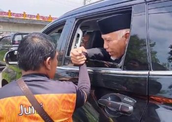 Iring-iringan Rombongan Gubernur Mahyeldi Dihadang Pedagang Asongan di Padang Panjang
