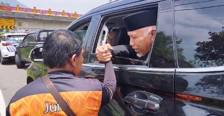 Iring-iringan Rombongan Gubernur Mahyeldi Dihadang Pedagang Asongan di Padang Panjang