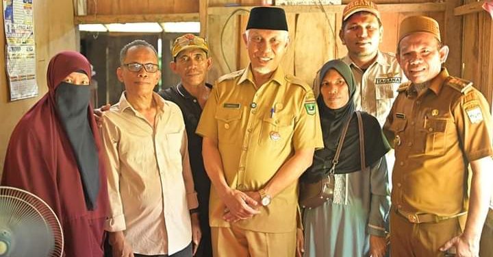 Gubernur Mahyeldi Antar Santunan Rp42 Juta dan akan Fasilitasi Pendidikan Adik-Adik Almarhumah Nia
