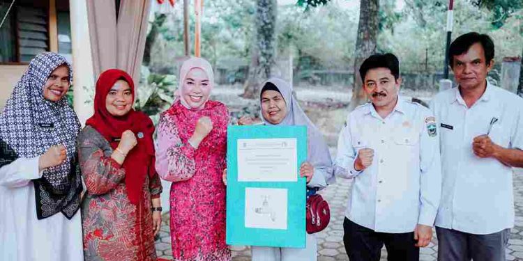 Hadiri Pemberian Bantuan Pemakaian Air Bersih untuk Masyarakat, ini pesan Ketua TP PKK Kab. Solok