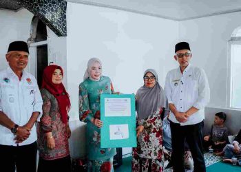 Ny. Emiko Hadiri Penyerahan Bantuan Pemakaian Air Bersih untuk Masyarakat Nagari Talang