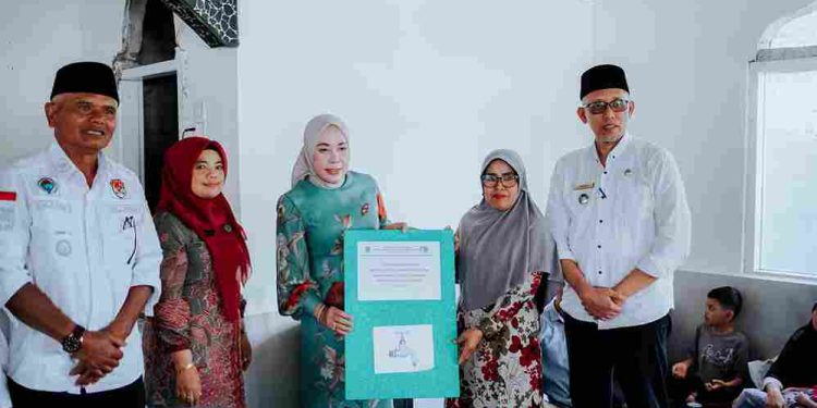 Ny. Emiko Hadiri Penyerahan Bantuan Pemakaian Air Bersih untuk Masyarakat Nagari Talang