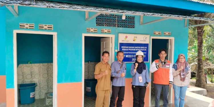 Medco E & P Rimau Bantu Renovasi Sarana Sanitasi SD Negeri 2 Lais