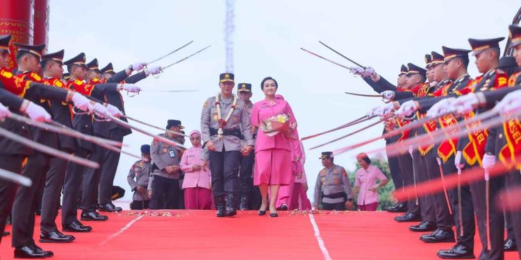 Dilepas Dengan Tradisi Pedang Pora, Komjen A Rachmad Wibowo dan Istri Tak Kuasa Meneteskan Air Mata