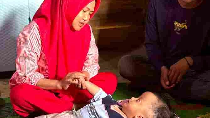 Hepy Safriani Kunjungi Zidan Bocah Penderita Hidrocepalus Di Pagaralam