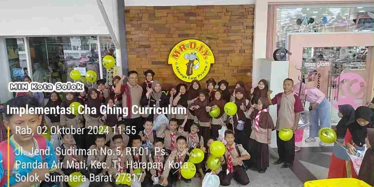 Siswa Kelas 5 MIN Kota Solok Melaksanakan Implementasi Cha-Ching Curriculum di MR.D.I.Y